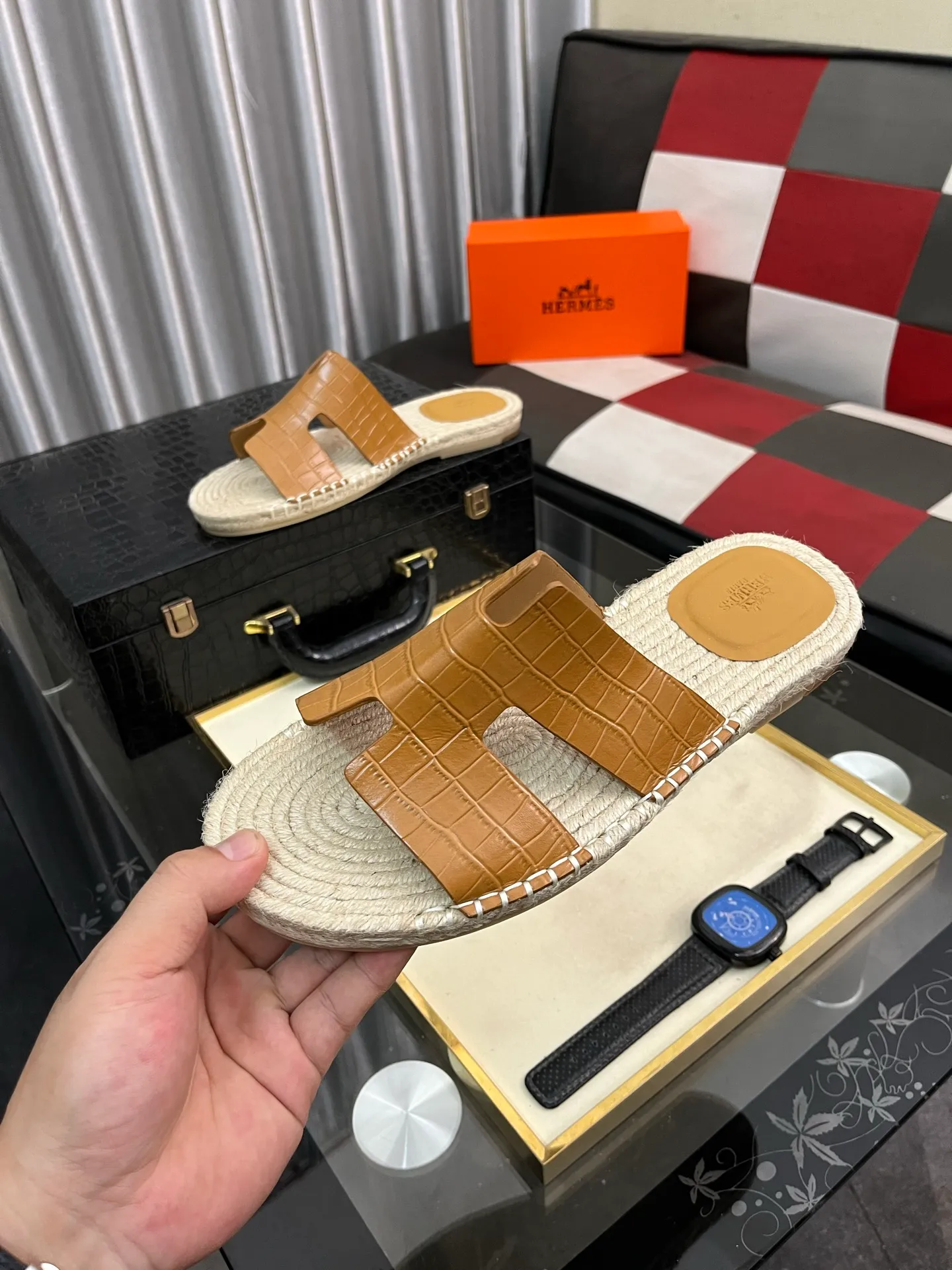 Men's shoes 💰340⌚️⌚️《HERMES》Hermes 💁♂️Men's casual slippers, compare the quality at the counter🧚🏿♂️ The upper layer has a stone pattern with clear texture, showing high-end, high-end, comfortable to wear and versatile. Purely hand-pulled, raw rubber breathable outsole, breathable and comfortable lambskin lining, 100% comfortable density, original rubber outsole wear-resistant code number 38-44. Can be customized 45-46-47